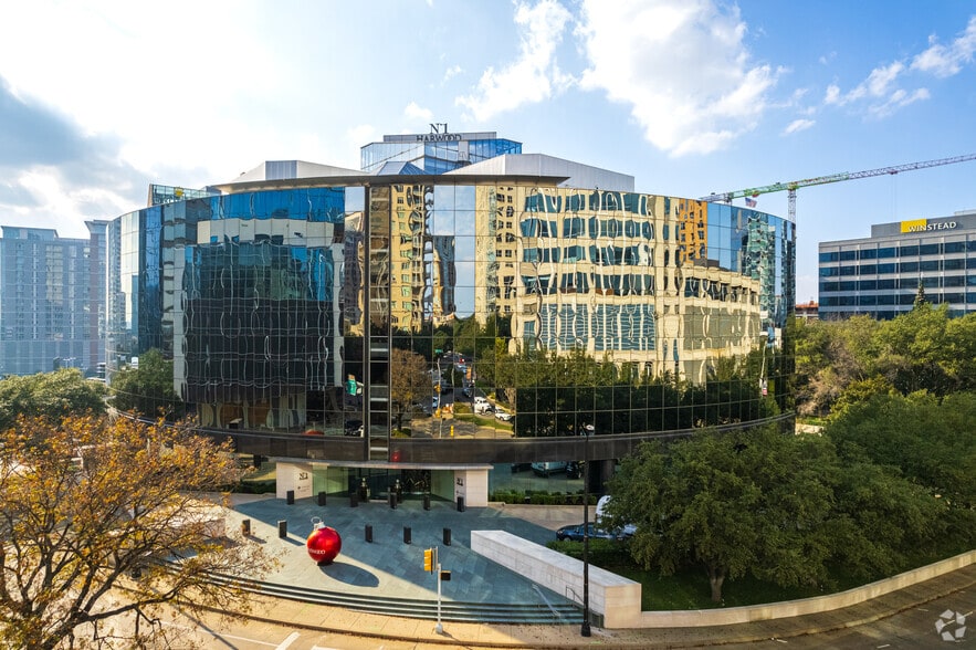 More Photos Of 2651 N Harwood St, Dallas Office For Lease