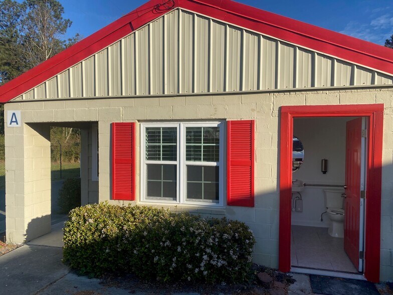 More Photos Of 5811 Market St, Wilmington Self Storage For Lease