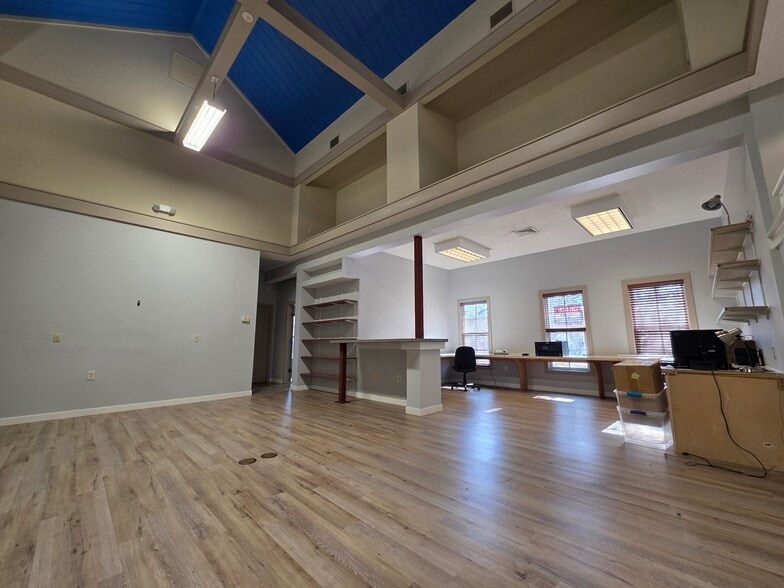 More Photos Of 14 Westbury Park, Bluffton Office For Sale