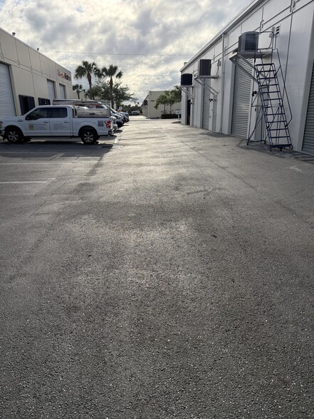 More Photos Of 17030 Alico Commerce Ct, Fort Myers Warehouse For Sale