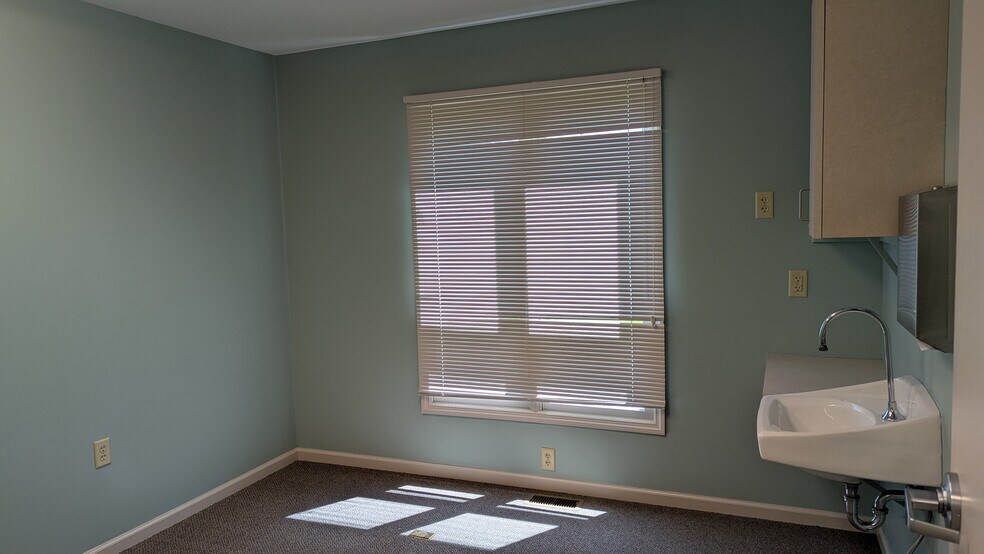 More Photos Of 139 Lewis Ave, Circleville Medical For Lease