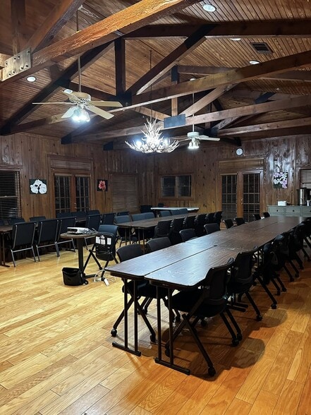 More Photos Of 205 SW Barnard St, Glen Rose Hotel For Sale