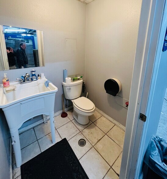 More Photos Of 590 N Main St, Leeds Manufacturing For Sale