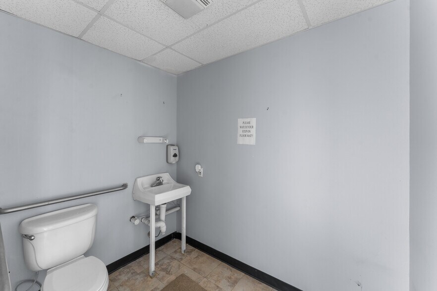 More Photos Of 1962 O'Neal Ln, Baton Rouge Freestanding For Sale