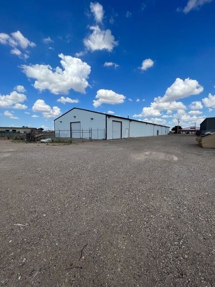 More Photos Of 1051 N Price Rd, Pampa Warehouse For Lease