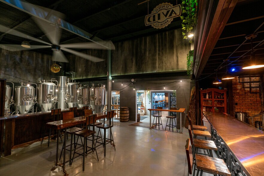 More Photos Of 1745 1st Ave S, Saint Petersburg Bar For Sale