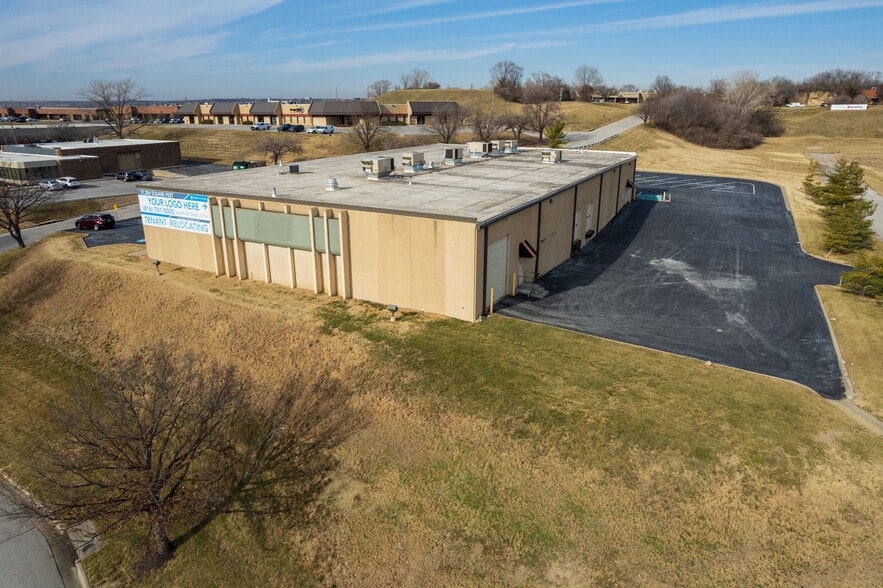 More Photos Of 1211 W Cambridge Circle Dr, Kansas City Warehouse For Lease
