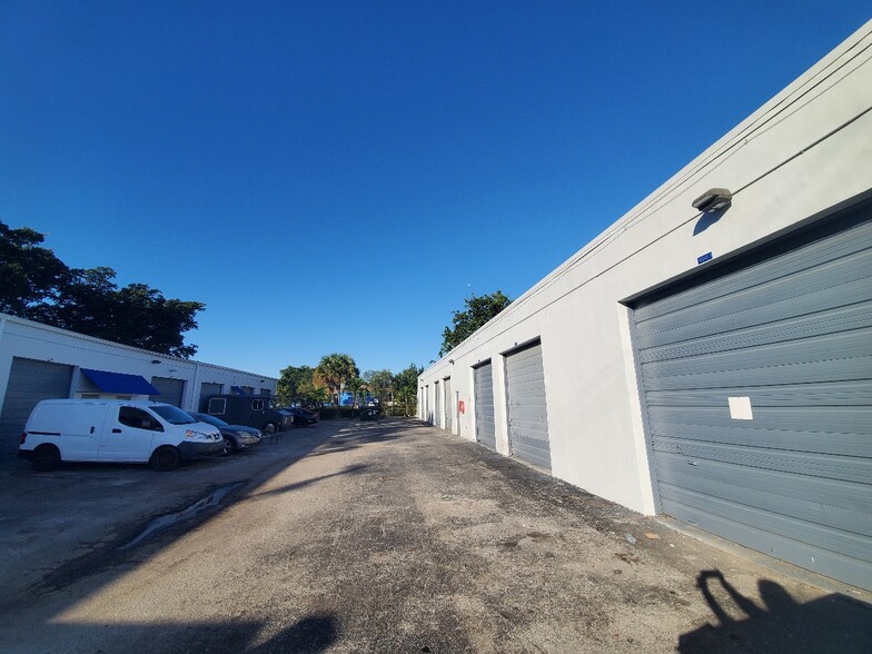 Primary Photo Of 3161-3181 NE 5th Ave, Oakland Park Self Storage For Lease