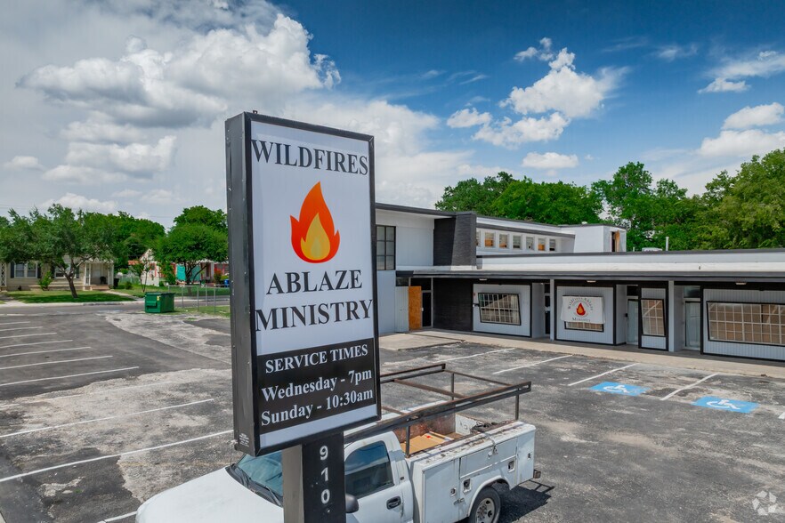 More Photos Of 910 Manor Dr, San Antonio Storefront For Lease