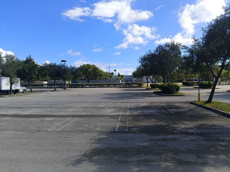 More Photos Of 1205 NE 163rd St, North Miami Beach Land For Lease
