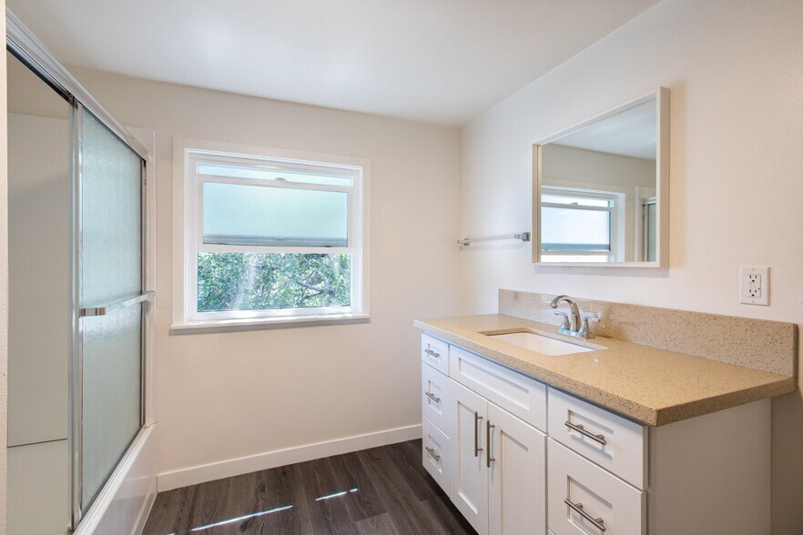 More Photos Of 2520 Montrose Ave, Montrose Apartments For Sale