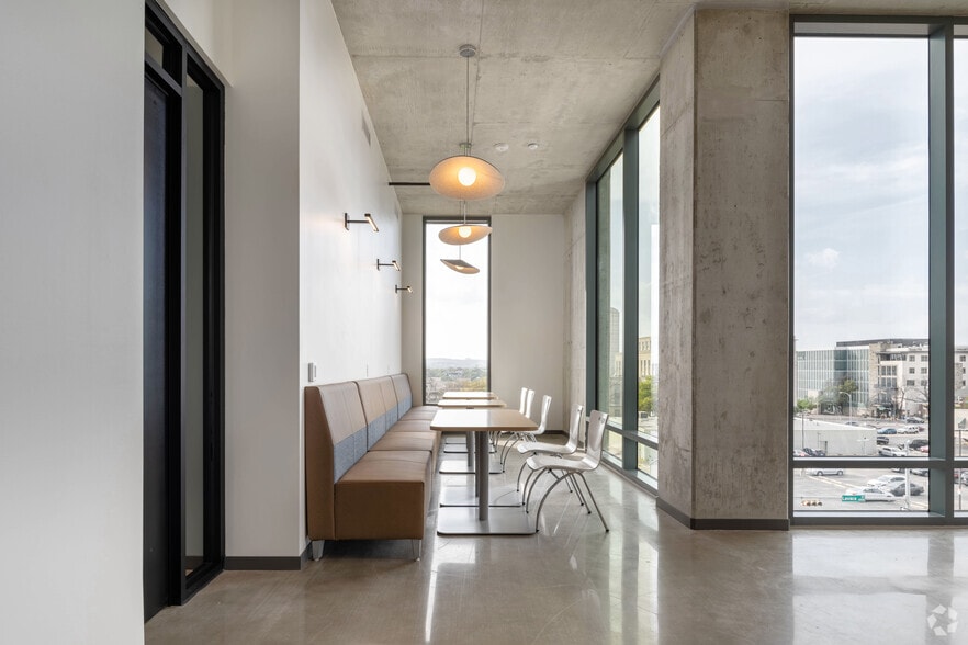 More Photos Of 203 W 10th St, Austin Office For Lease