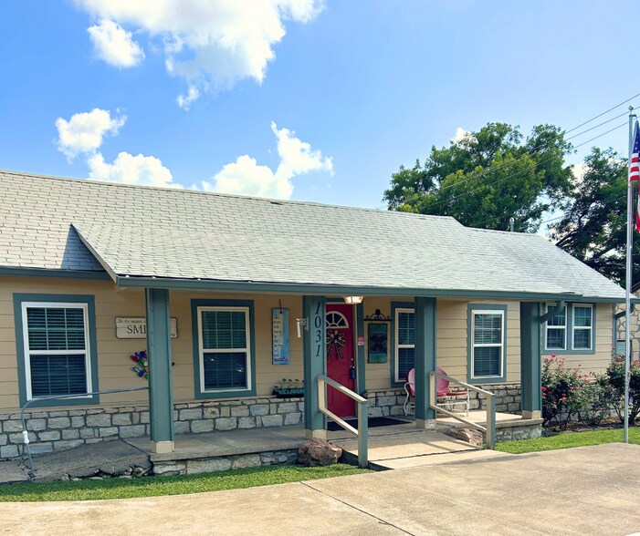 More Photos Of 1031 W Pearl St, Granbury Office Residential For Lease