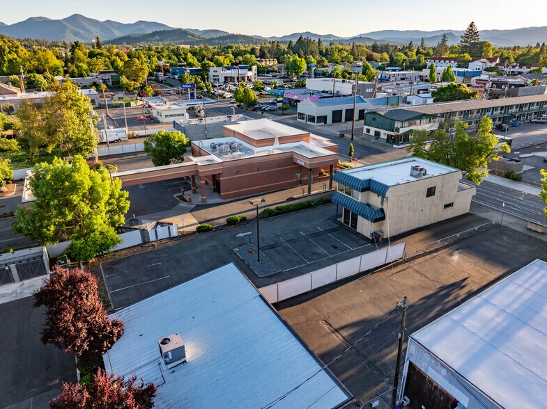 More Photos Of 735 SE 7th St, Grants Pass Office For Sale