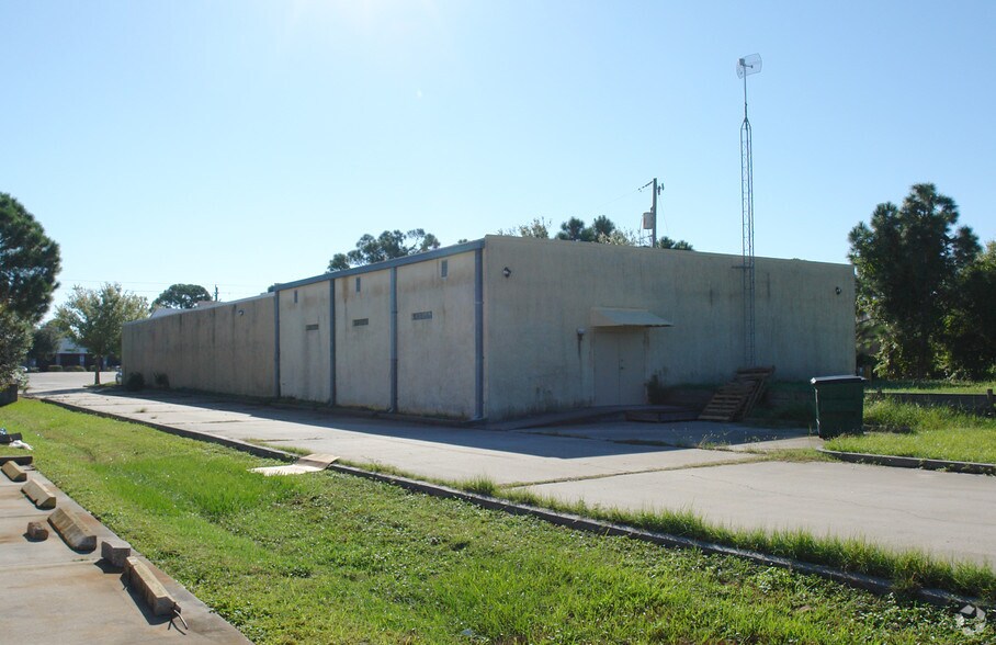 More Photos Of 975 N Courtenay Pky, Merritt Island Showroom For Lease