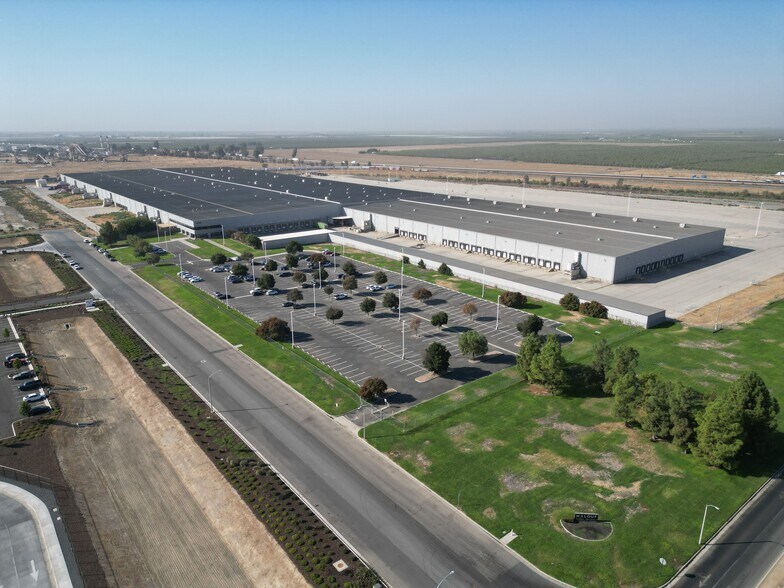 More Photos Of 1700 Schuster Rd, Delano Distribution For Lease