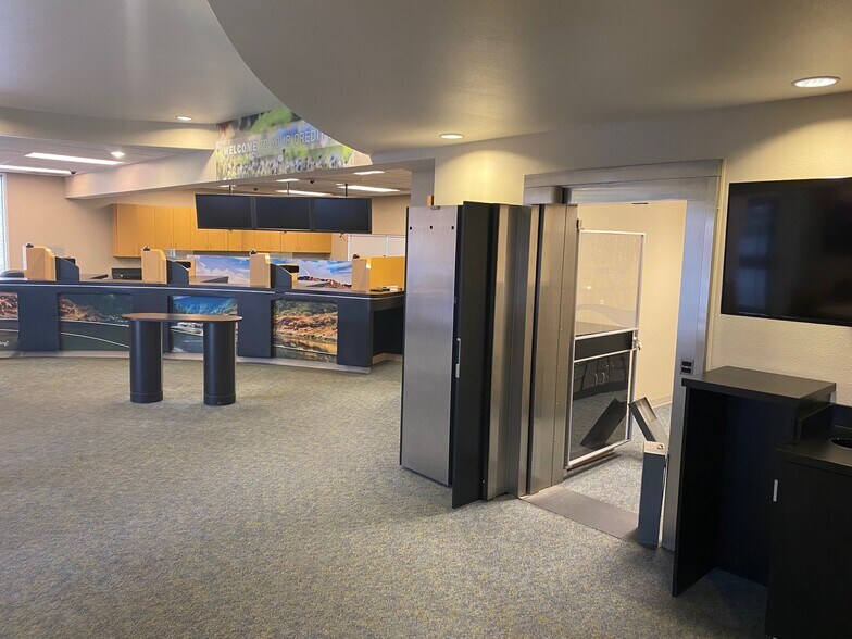 More Photos Of 590 Union Ave, Grants Pass Bank For Sale