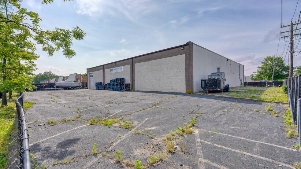 More Photos Of 840 S 1st St, Ronkonkoma Warehouse For Sale