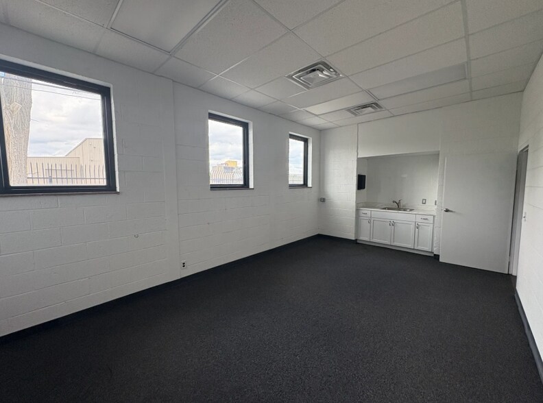 More Photos Of 987 S Mill St, Plymouth Office For Lease