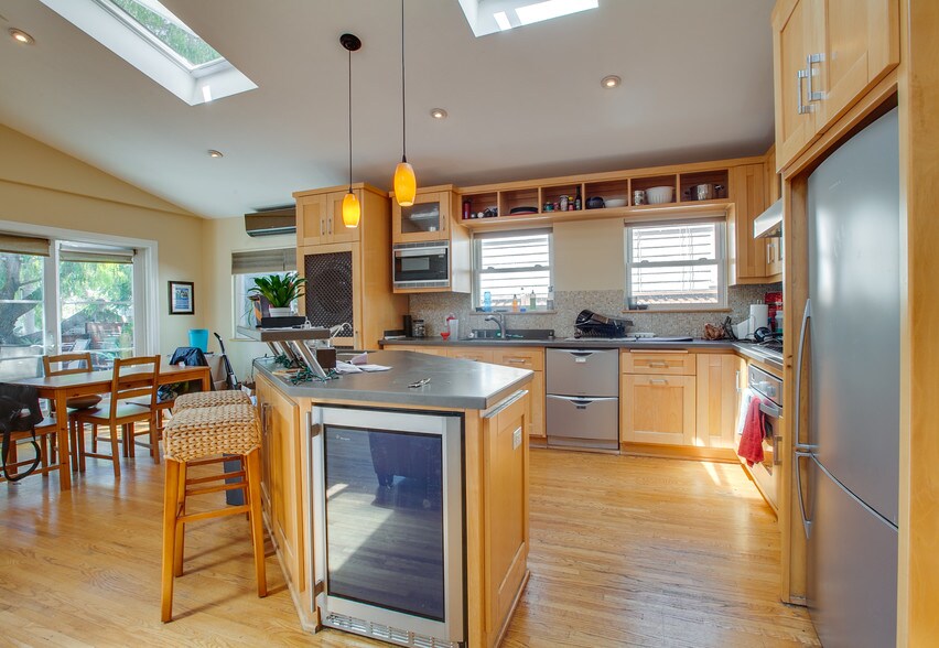 More Photos Of 565 Westminster Ave, Venice Apartments For Sale