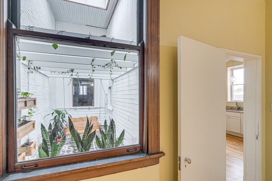 More Photos Of 339 Madison Ave, Memphis Storefront Retail Office For Sale