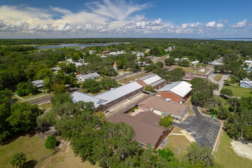 More Photos Of 101 S Prospect St, Crescent City Flex For Sale