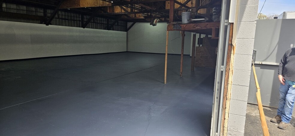 More Photos Of 400 Railroad St, Pittsburgh Warehouse For Lease