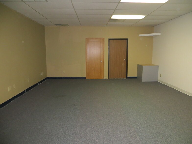 More Photos Of 4214 Fleur Dr, Des Moines General Retail For Lease