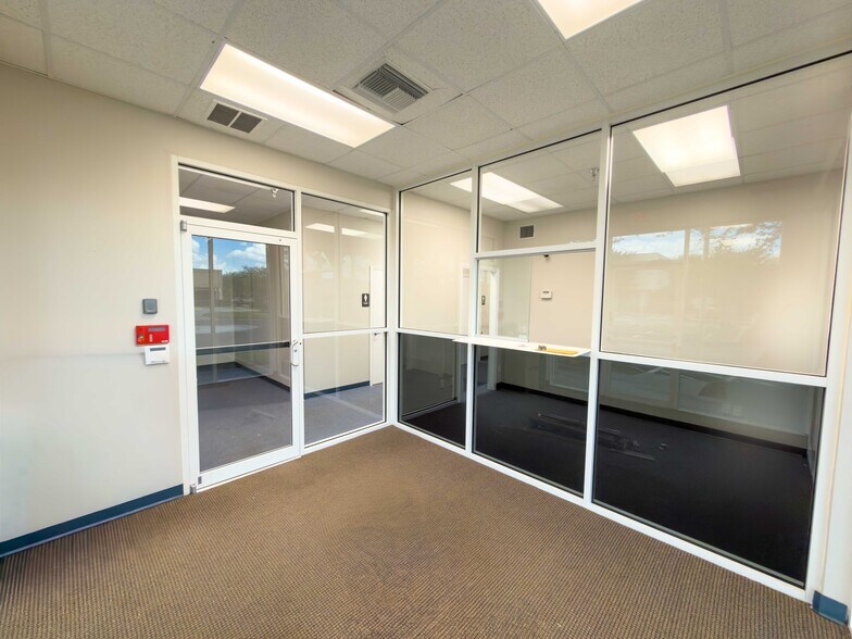 More Photos Of 6950 112th Cir, Largo Warehouse For Lease