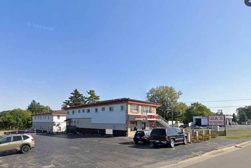 Primary Photo Of 1039 Sheridan Rd, Winthrop Harbor Apartments For Sale