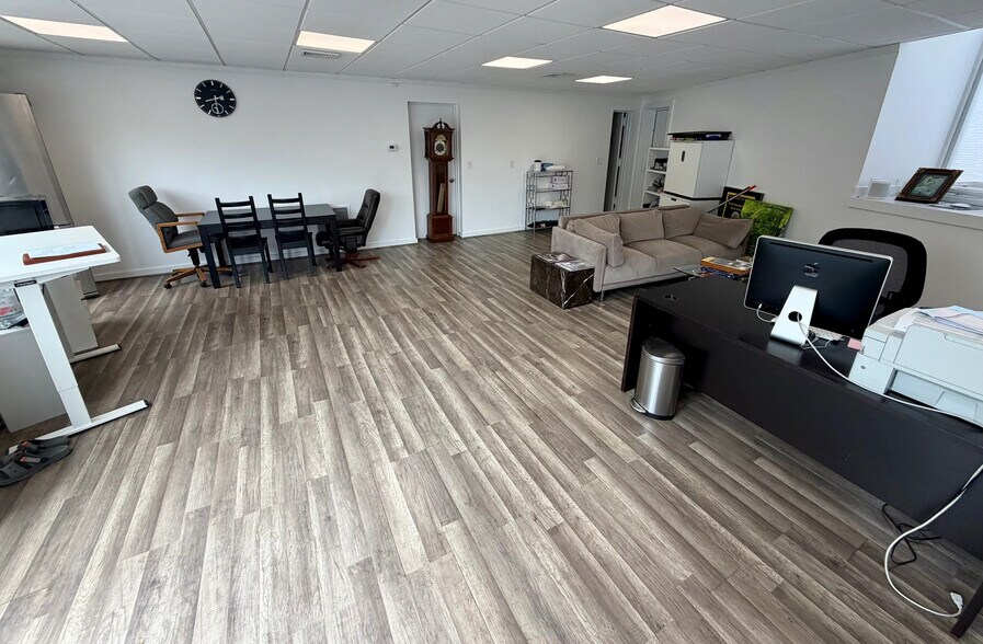 More Photos Of 1374 E Putnam Ave, Old Greenwich Freestanding For Lease