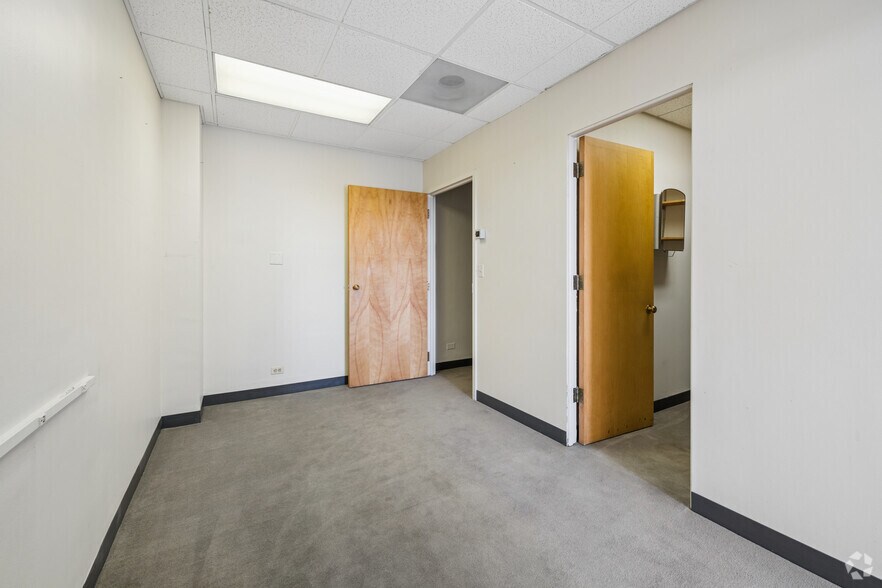 More Photos Of 111 N Wabash Ave, Chicago Office For Sale