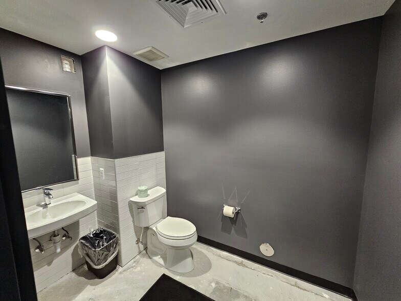 More Photos Of 208 Chicane Ln, Pontiac Showroom For Sale