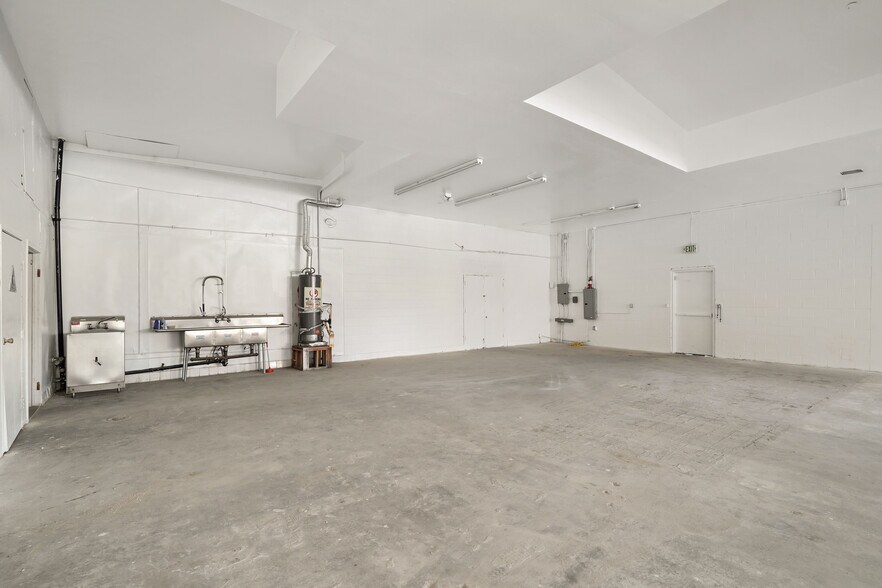 More Photos Of 233 W Harvard Blvd, Santa Paula Freestanding For Lease