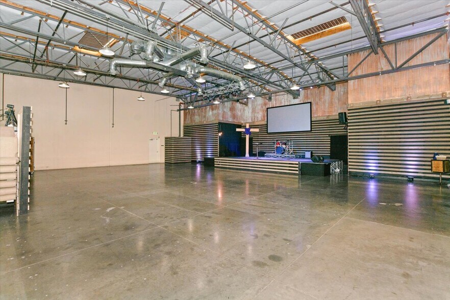 More Photos Of 7970 Cherry Ave, Fontana Showroom For Lease