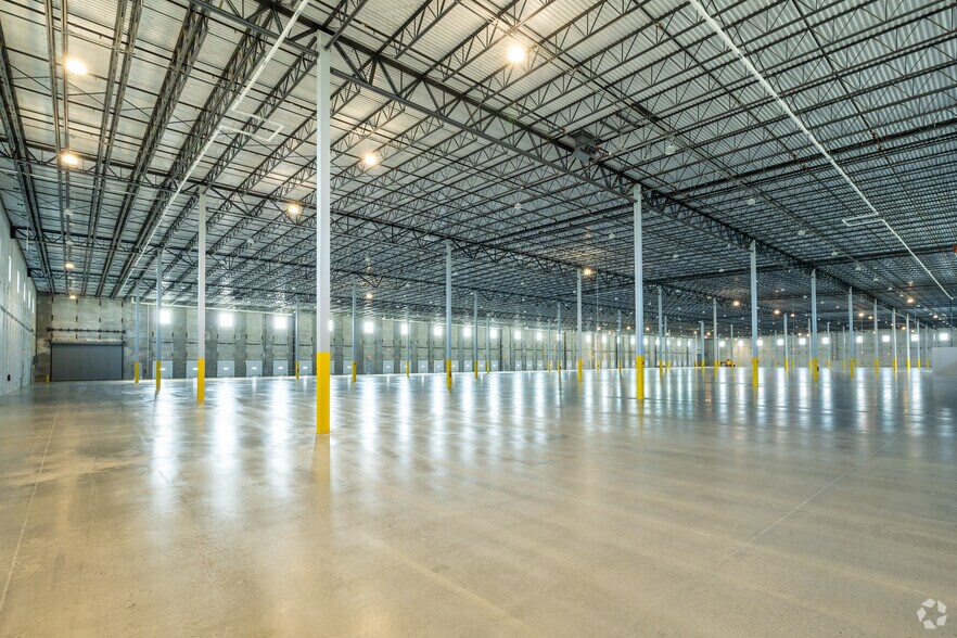 More Photos Of Long Island Expy @ Sills Rd, Medford Distribution For Lease