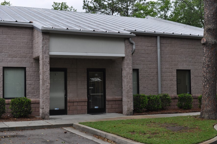 More Photos Of 612 Johnnie Dodds Blvd, Mount Pleasant Showroom For Lease