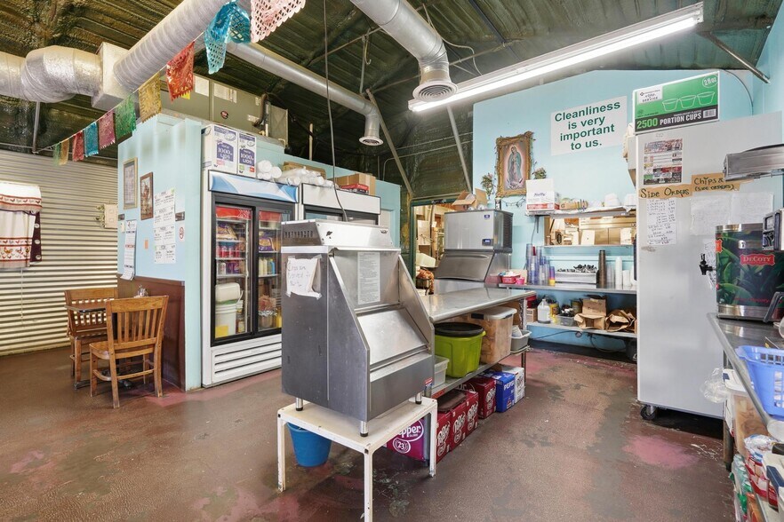 More Photos Of 542 Graham St, Tuscola General Retail For Sale