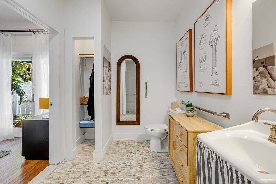 More Photos Of 1117 Duval St, Key West Hospitality For Sale