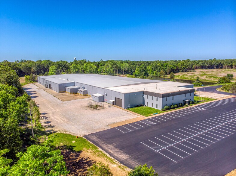 More Photos Of 1402 E Veterans Memorial Pky, Warrenton Manufacturing For Sale