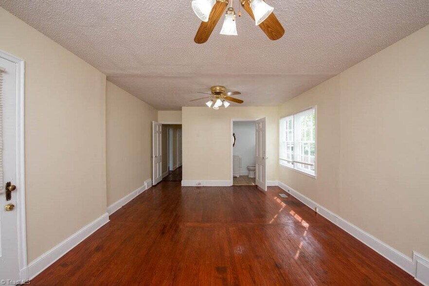 More Photos Of 2340 W English Rd, High Point Office For Lease