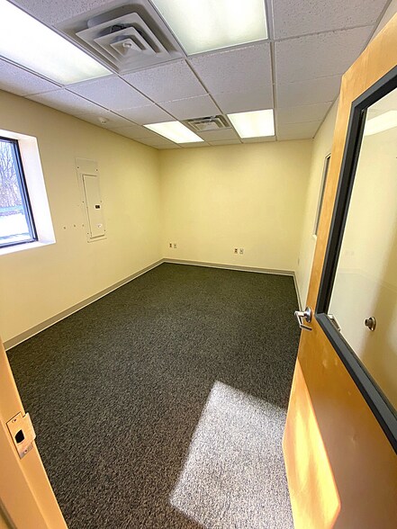 More Photos Of 109 Platinum Dr, Bridgeport Office For Lease