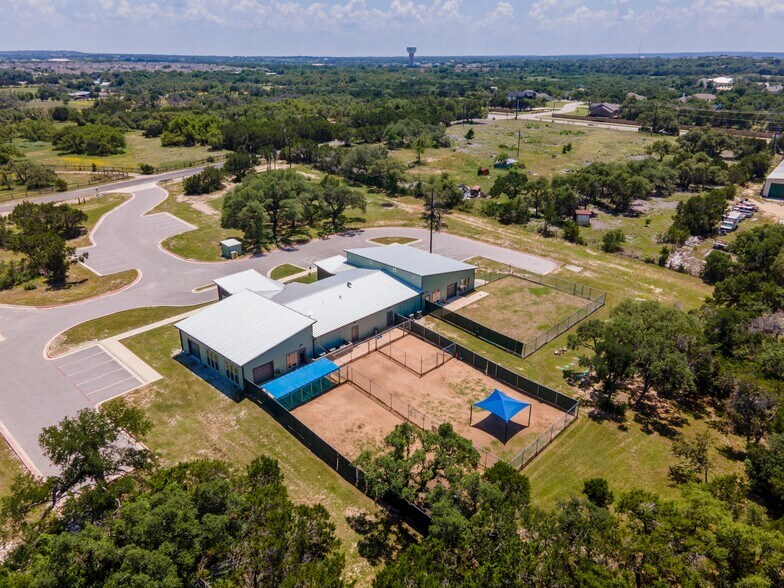 More Photos Of 1410 Live Oak Rd, Leander Showroom For Sale