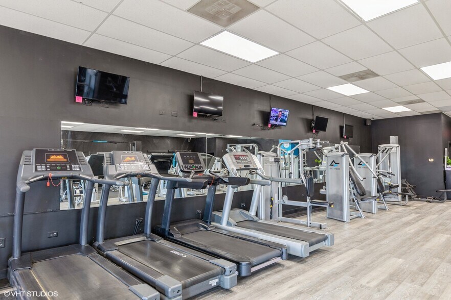 More Photos Of 366-380 Bank Dr, Mchenry Restaurant For Lease