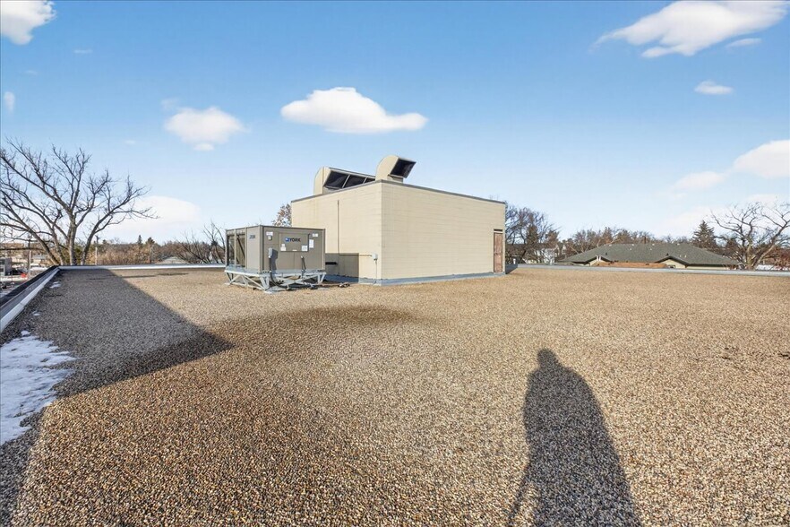 More Photos Of 11831 123 St NW, Edmonton Office For Sale