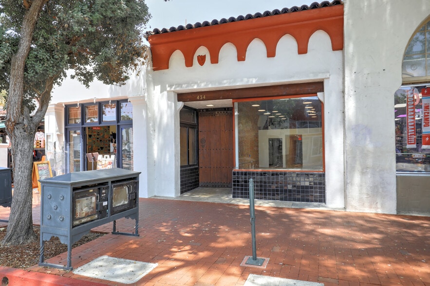 Primary Photo Of 434 State St, Santa Barbara Bar For Lease