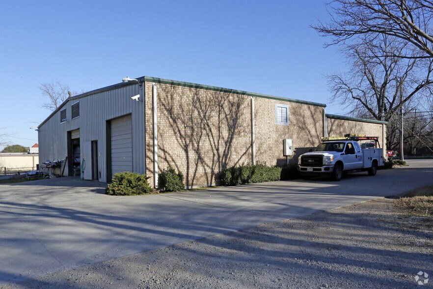 More Photos Of 132 W McLeroy Blvd, Saginaw Warehouse For Sale