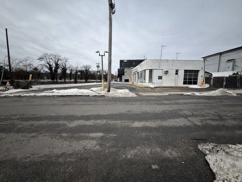 More Photos Of 91 Powerhouse Rd, Roslyn Heights Auto Repair For Lease