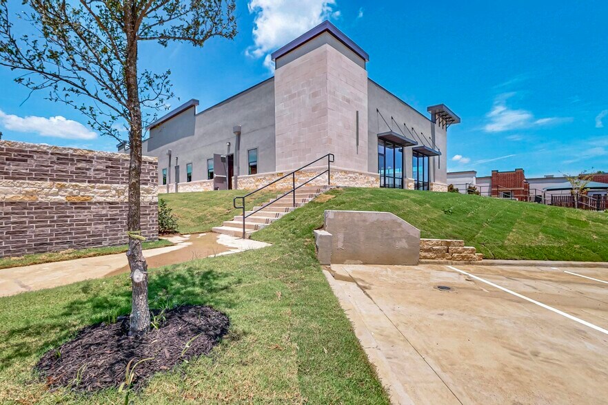 More Photos Of 8500 Olympus Blvd, Irving Office For Sale