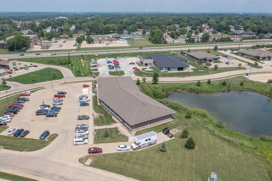 More Photos Of 945 Tower Dr, Waterloo Medical For Lease